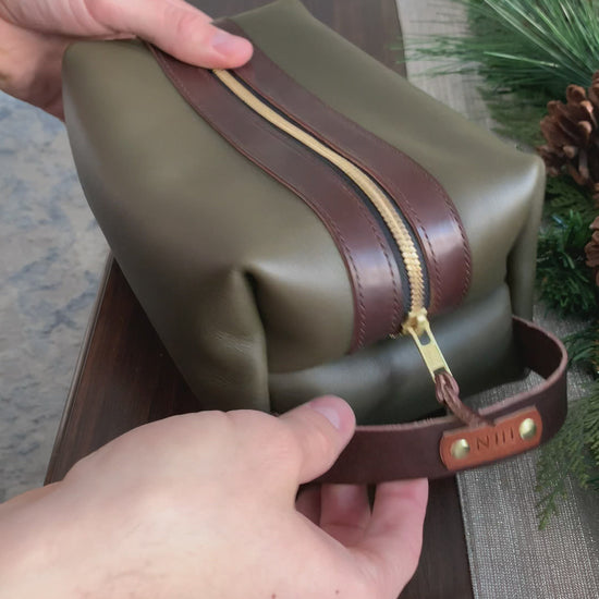 Handmade leather Dopp kit. Leather Toiletry Bag. Leather travel bag for men or women. personalized Dopp kit. personalized travel bag. 3rd anniversary leather gift. mens bag. 